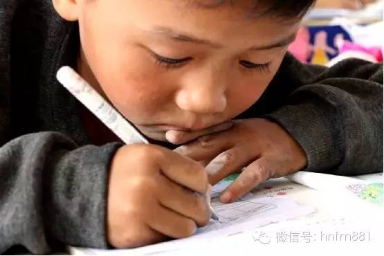 小手黑黑的，像是很少洗