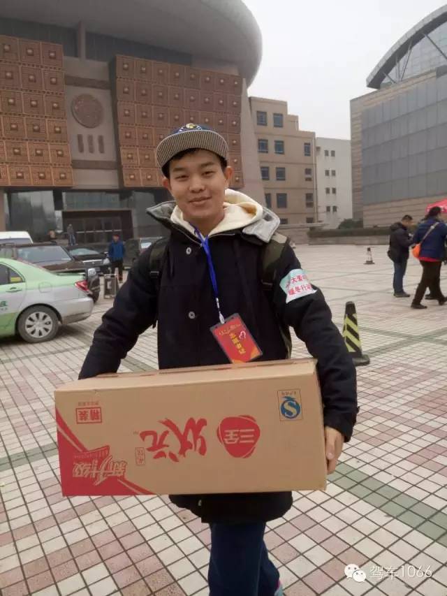 河南電臺(tái)1066主持人小澤，搬送愛心餃子。