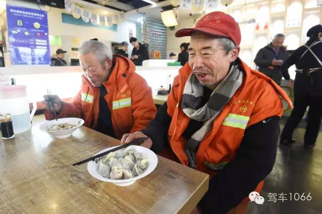 部分環(huán)衛(wèi)工在下班后來到76人老燴面吃到熱乎乎的餃子。