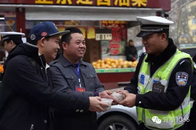 新華社攝影記者李博，也隨我們1066小分隊(duì)一路同行他也為我們記錄下了一幕幕溫暖的瞬間。