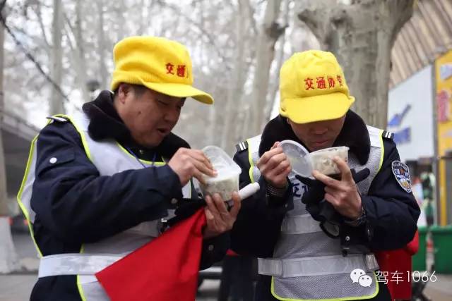 1066小分隊(duì)和志愿者來到金水路文化路，給這里執(zhí)勤的交警和協(xié)管送去暖心餃子。