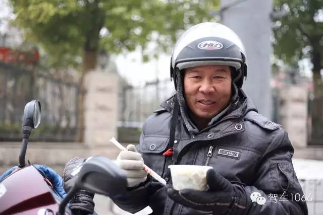1066小分隊(duì)來到紫荊山（摩的司機(jī)、出租車司機(jī)、市民)，給他們送去餃子。