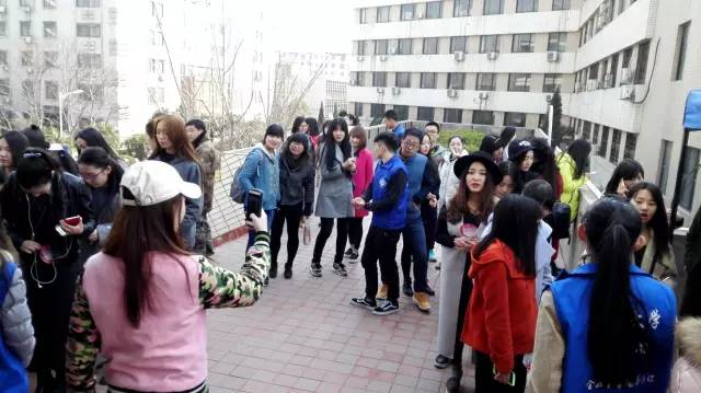 還沒開始時大家已經(jīng)開始有序排隊了，棒棒噠！