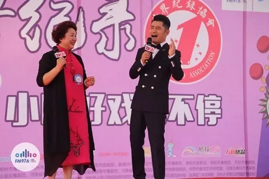 原來是關(guān)大帥哥的演唱，逗笑了全場觀眾