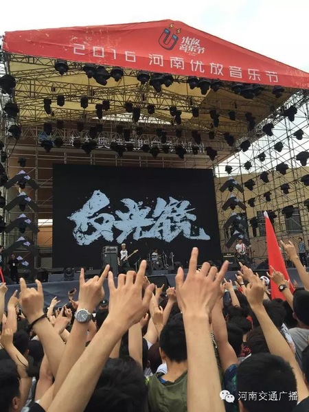 這么多朋友！默契的舉著一個手勢！