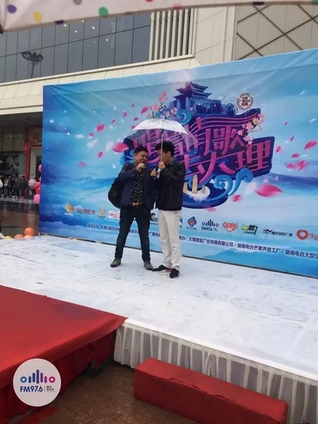 這位男士向遠(yuǎn)在家鄉(xiāng)的妻子隔空表白，勇氣真是大大的，您對(duì)妻子的愛，已經(jīng)超越萬(wàn)水千山。