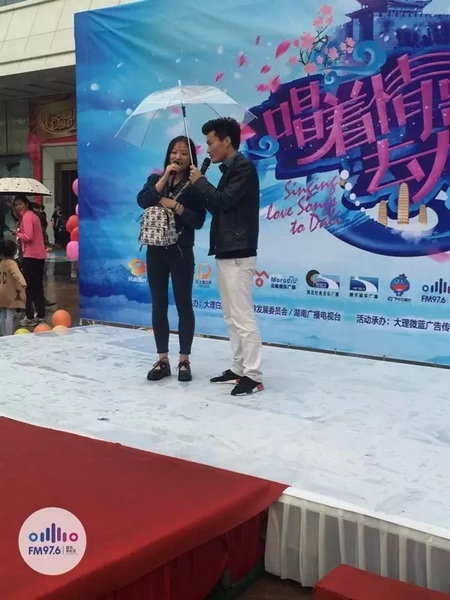 這是一位在校大學(xué)校，暗暗的喜歡純純的愛。