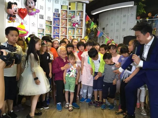 　　豫劇表演藝術(shù)家高潔老師和孩子們在一起，講述自己和戲曲的故事，祝福所有的小朋友節(jié)日快樂。