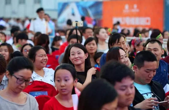 正是你們的笑容，才讓我們有了繼續(xù)前行的動力，哪怕風(fēng)雨兼程。