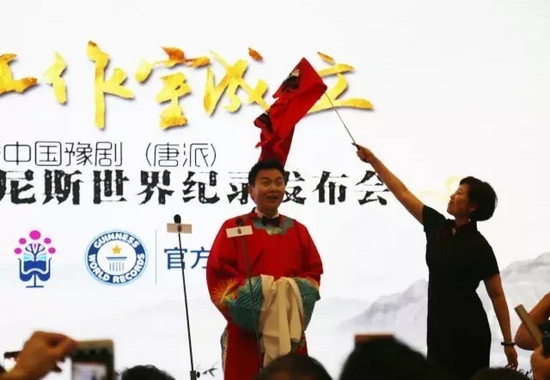 河南電臺(tái)戲曲廣播娛樂976大當(dāng)家木子女士以“揭蓋頭”的方式宣布“月陽(yáng)工作室”正式成立