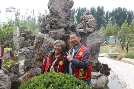 爺爺奶奶叔叔阿姨被盛運莊園的景致吸引，紛紛拍照留影