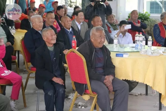 臺上展風(fēng)采，臺下笑開懷