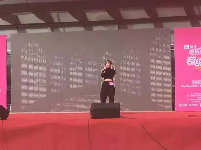這pose一看就是在飆高音，猜猜看她唱的是哪首歌？