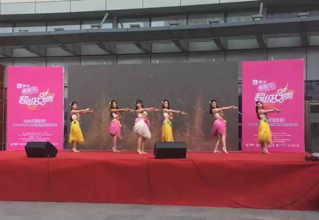 伴隨著舞蹈演員們的開(kāi)場(chǎng)，比賽在上午10點(diǎn)半正式拉開(kāi)序幕