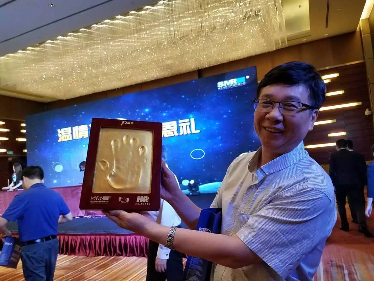 河南電臺副總編輯，宣傳協(xié)調中心主任高鐵軍先生代表河南廣播電視臺為慶賀賽立信成立20周年送上“手印”圖
