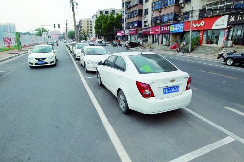 鄭州首創(chuàng)“內(nèi)嵌式”停車位長(zhǎng)啥樣？ 市民直呼沒(méi)見(jiàn)過(guò)