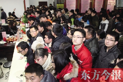 昨日上午，鄭州市金水區(qū)民政局婚姻登記處，領(lǐng)證的新人擠滿了辦證大廳