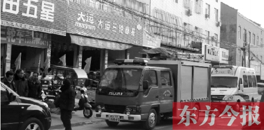火災(zāi)發(fā)生后，袁厲害家門前的大路上停滿了消防車和警車