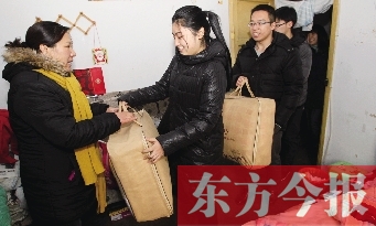昨天下午，多位東方今報(bào)愛心讀者前往鄭州市困難戶家中贈送棉被