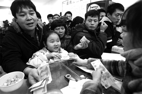 1月30日，李剛小面館收銀臺(tái)前，更多的市民大量買走“面卡”帶回家去