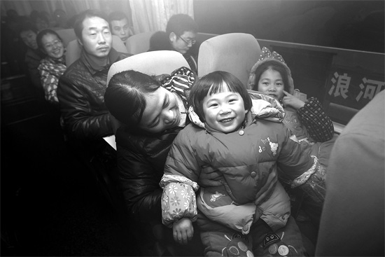坐上愛心大巴，乘客滿臉喜悅