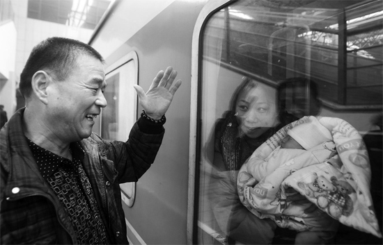 車要開了，史振星揮手向女兒懷中的外孫告別。女兒帶著剛剛出生43天的孩子，要到千里之外湖南的婆婆家過新
