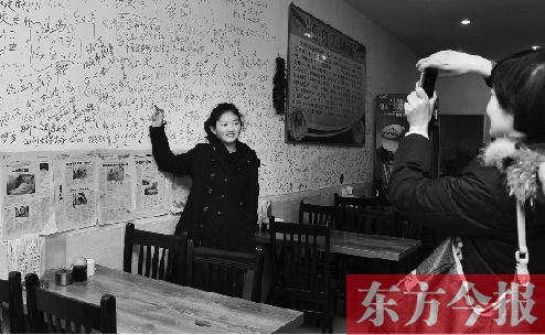 東方今報“一碗面的溫暖”還在延續(xù)，媒體和愛心人士的吃面接力熱情不減。