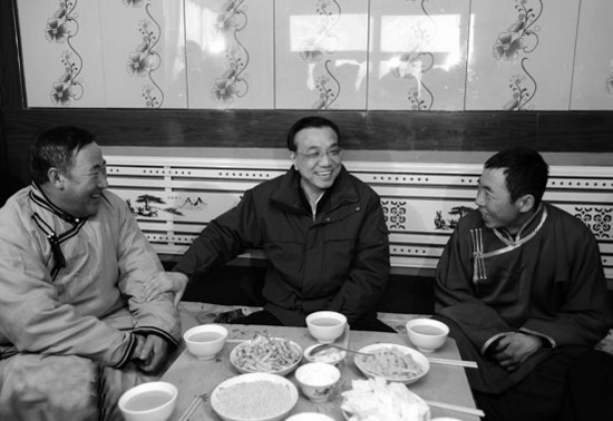 今年2月4日，李克強(qiáng)來(lái)到內(nèi)蒙古興安視察，與村民們拉家常
