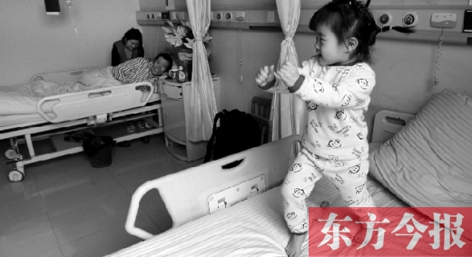 2月7日，春節(jié)前的第3天，雖然傷口很是疼痛，但3歲女兒可愛的“騎馬舞”是李剛最好的“止痛藥”