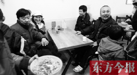 1月26日，坐著輪椅的袁海軍再次出現(xiàn)在李剛的面館，這次和他同來的是他的3位殘疾人朋友
