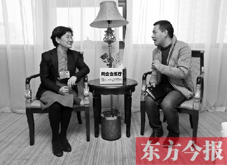 全國人大代表、省文化廳廳長楊麗萍（左）在接受“兩會會客廳”采訪