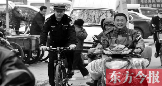 為了倡導(dǎo)綠色出行，鄭州市交警三大隊(duì)民警以身作則騎自行車上下班