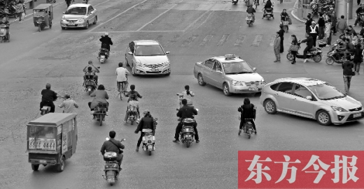 四月九日，鄭州市黃河路與經(jīng)八路交叉口，“中國式過馬路”現(xiàn)象仍很常見