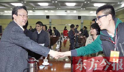 4月22日，省委書記、省人大常委會(huì)主任郭庚茂和“聚焦中博·河南行”中部六省媒體采訪團(tuán)成員親切握手
