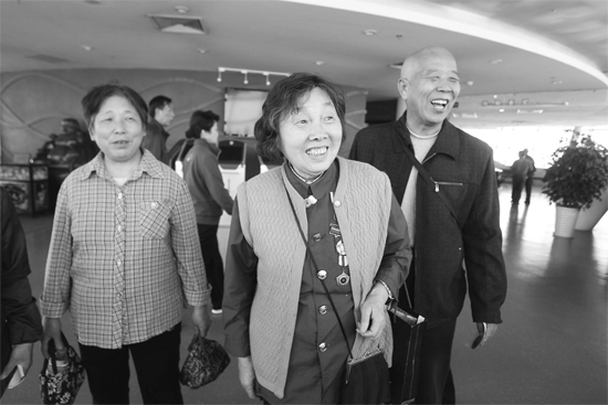 昨日，“尋訪百名共和國勞?！被顒舆x出的百位勞模免費游覽中原福塔
