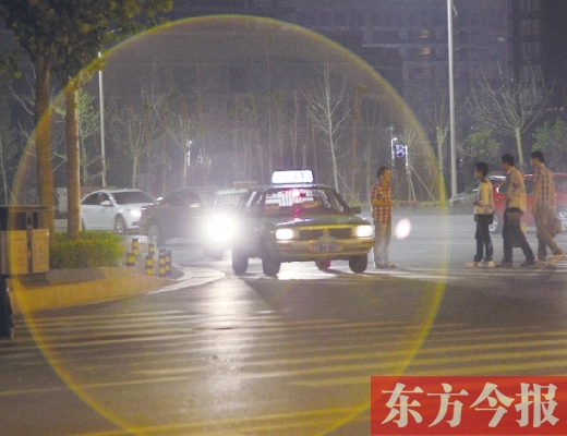 昨晚，鄭州火車東站，一些出租車?？吭诼愤?，見到行人不時主動搭訕 東方今報暗訪組 攝