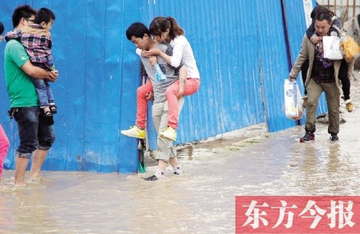 雨后鄭州，“背人過河”成了一道甜蜜又無奈的風(fēng)景 東方今報記者 沈翔 攝