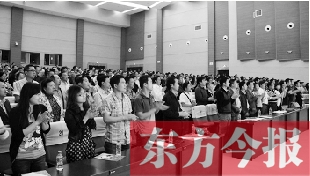 演員謝幕時，沒有觀眾離場，而是全部起立熱烈鼓掌