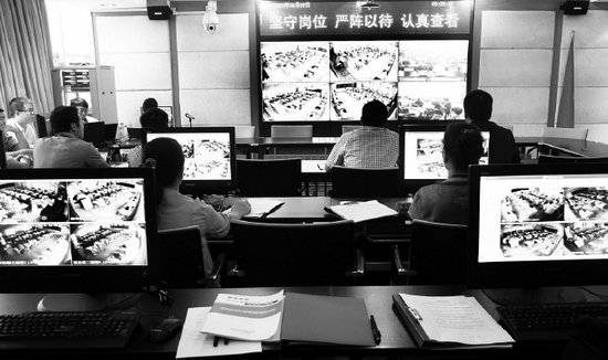 2013年高考首日，鄭州市國(guó)家考試考務(wù)指揮中心內(nèi)，工作人員通過(guò)監(jiān)控器遠(yuǎn)程監(jiān)考