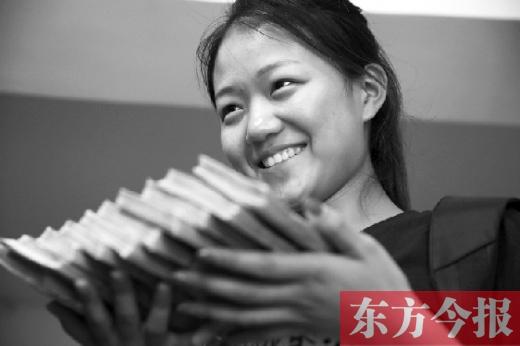 昨天，大一女生周文靜把10萬元現(xiàn)金還給了失主