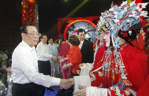 頒獎(jiǎng)晚會(huì)結(jié)束后，王剛（左一）、郭庚茂（左二）、謝伏瞻（左三）上臺(tái)和演職人員握手