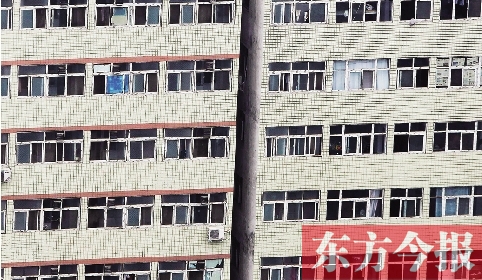 鄭州市城中村眾多類似這樣火柴盒式的房間，成了大中專畢業(yè)生們暫時安放青春和夢想的地方