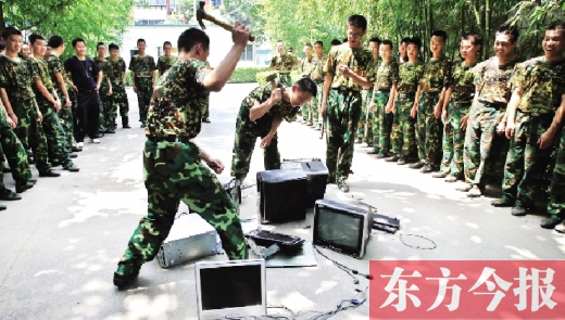 為了讓孩子表達(dá)戒除網(wǎng)癮的決心，學(xué)校組織孩子親手砸毀電腦