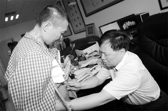 昨天，陜西西安第四軍醫(yī)大學(xué)唐都醫(yī)院骨腫瘤專家范清宇教授（右）在為李剛做檢查