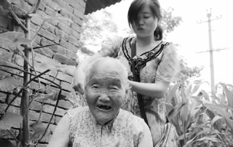 焦作市溫縣黃莊鎮(zhèn)南韓村的王吉氏老人，如今已是115歲高齡　
