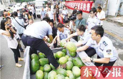 過秤開始，鄭州管城區(qū)城市管理執(zhí)法局等五局委共買了96500斤西瓜
