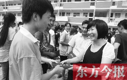 7月23日，晨鐘教育集團(tuán)黨委書記張玲為支教大學(xué)生頒發(fā)證書