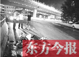 昨日凌晨3時，鄭州市區(qū)河醫(yī)立交橋下，交警在勘察現(xiàn)場