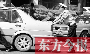 一輛車壞在了路中間，執(zhí)勤交警幫推車