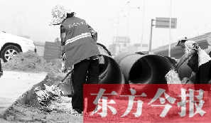 鄭州市鄭東新區(qū)，烈日下工作的環(huán)衛(wèi)工